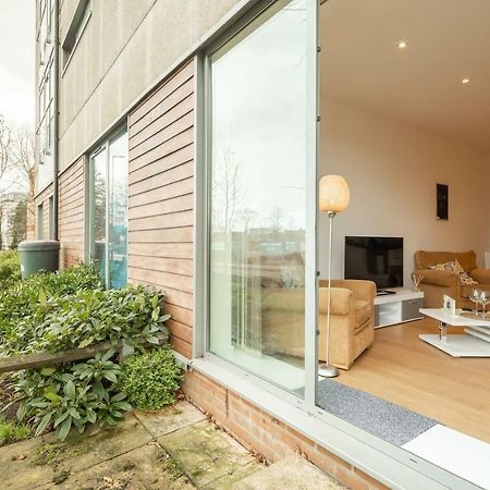 Central Bedford: Two Bedrooms, Breakfast Basket Bagian luar foto