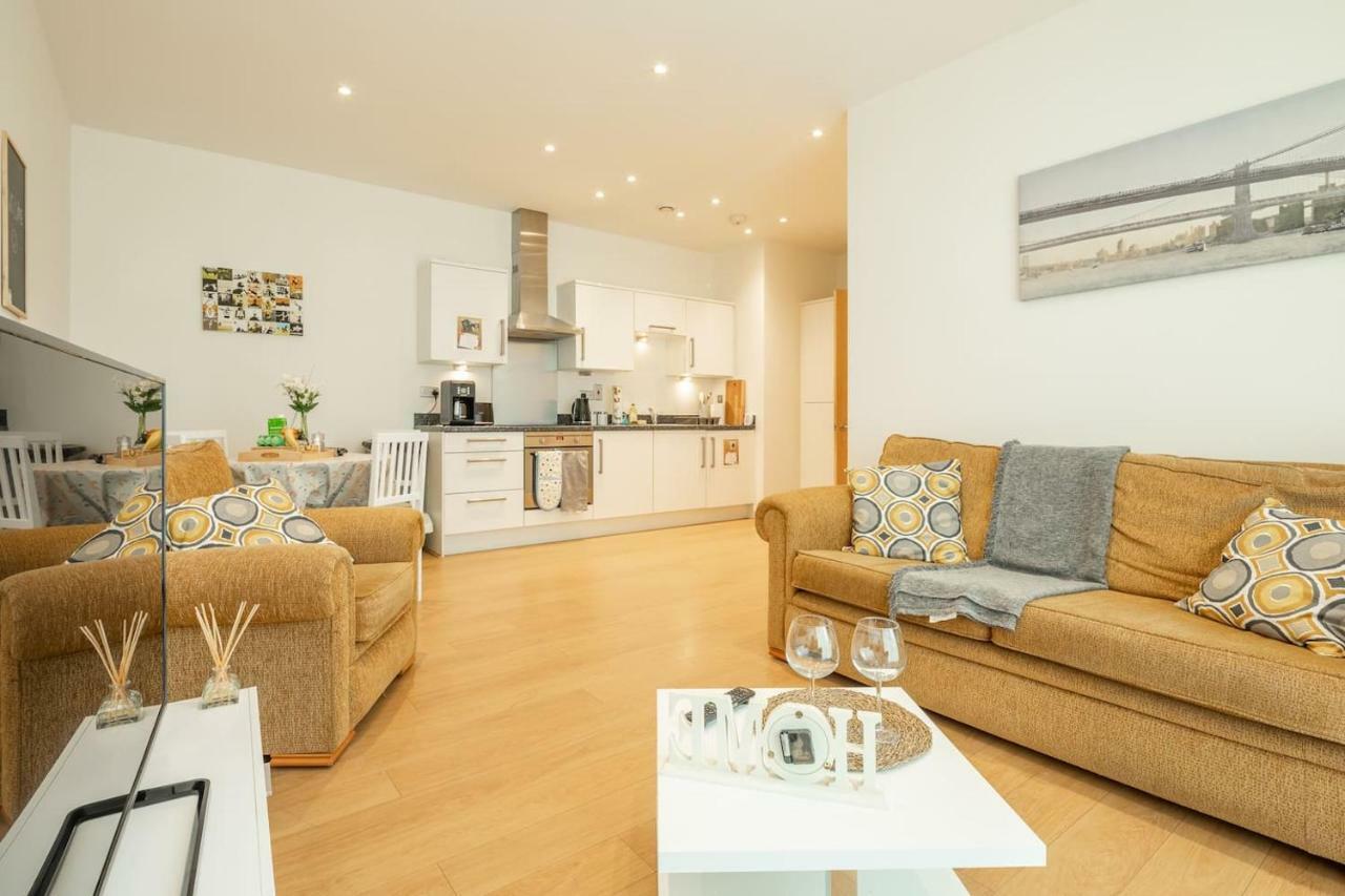 Central Bedford: Two Bedrooms, Breakfast Basket Bagian luar foto