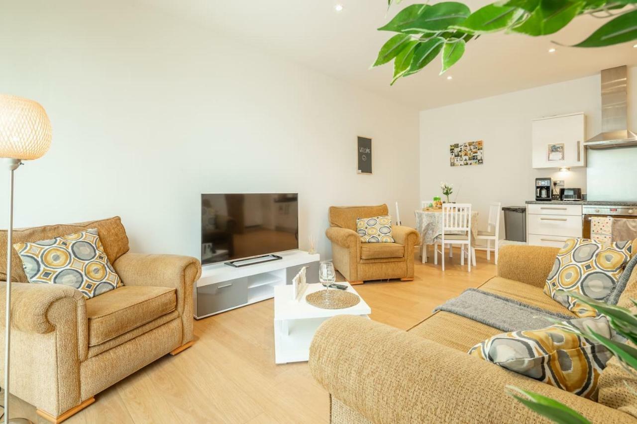 Central Bedford: Two Bedrooms, Breakfast Basket Bagian luar foto