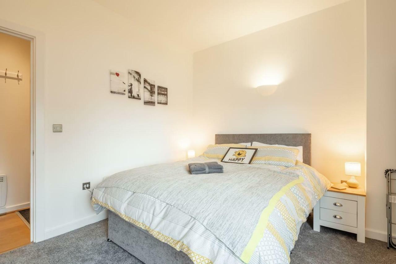 Central Bedford: Two Bedrooms, Breakfast Basket Bagian luar foto