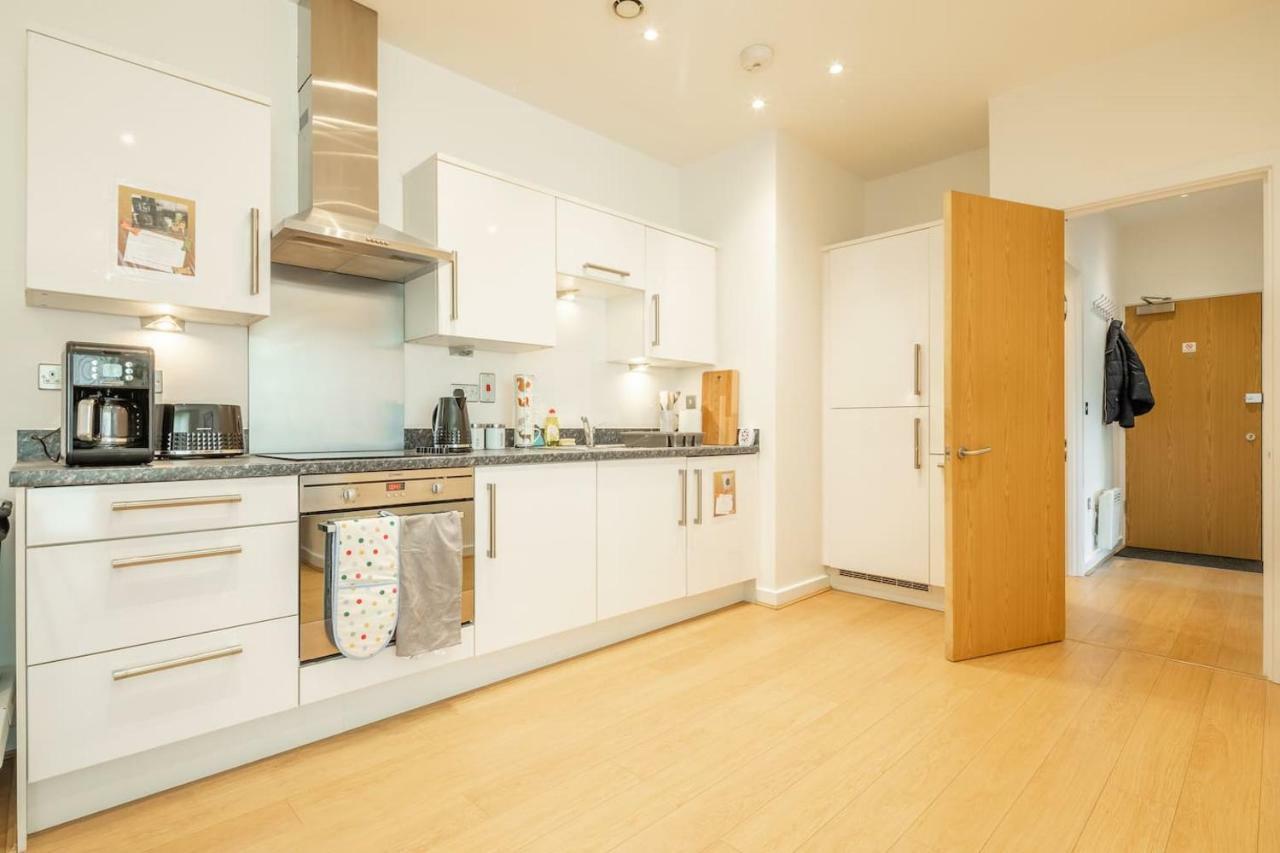 Central Bedford: Two Bedrooms, Breakfast Basket Bagian luar foto