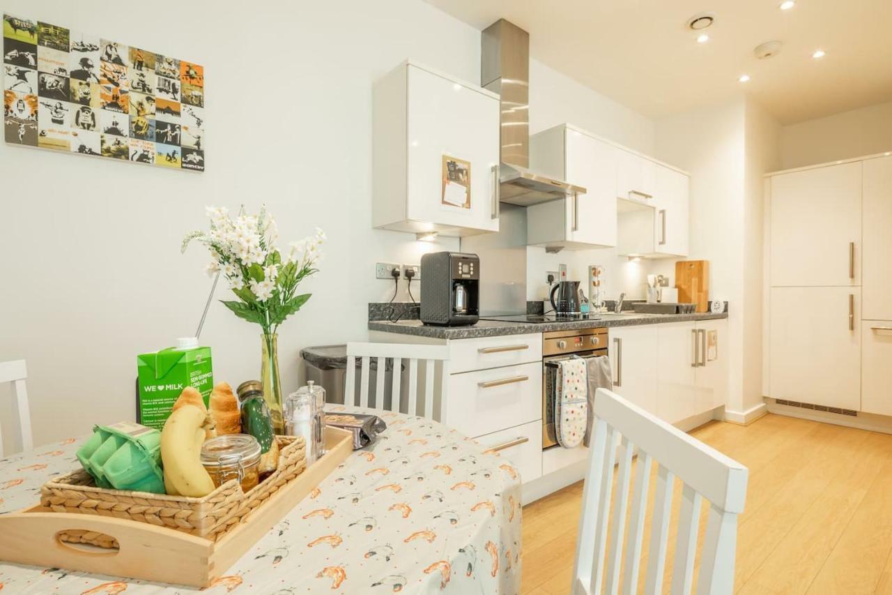 Central Bedford: Two Bedrooms, Breakfast Basket Bagian luar foto
