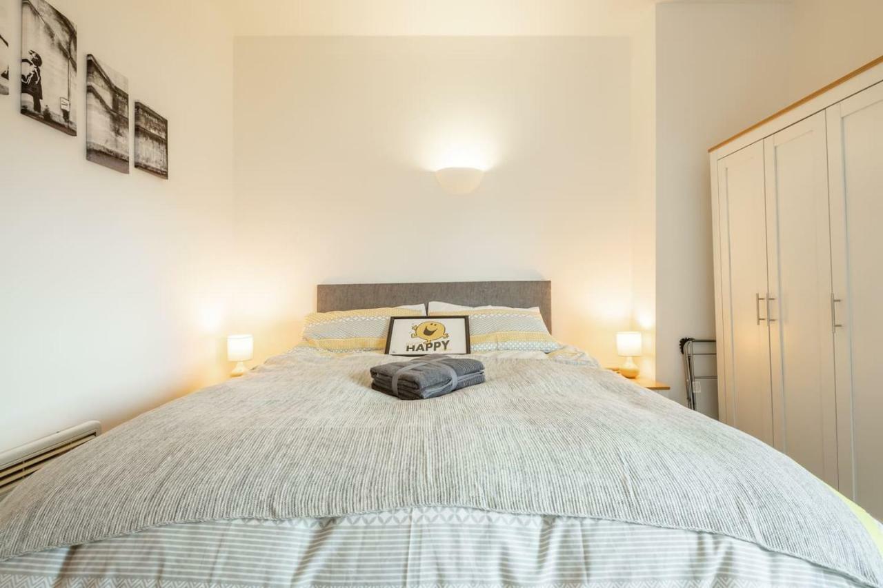 Central Bedford: Two Bedrooms, Breakfast Basket Bagian luar foto