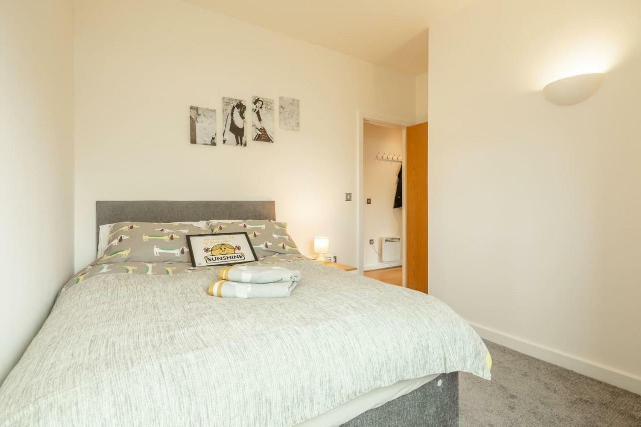 Central Bedford: Two Bedrooms, Breakfast Basket Bagian luar foto