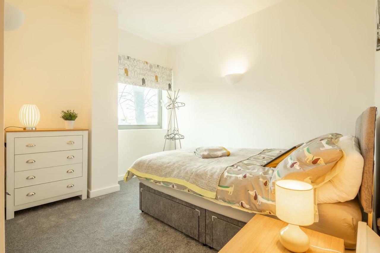 Central Bedford: Two Bedrooms, Breakfast Basket Bagian luar foto