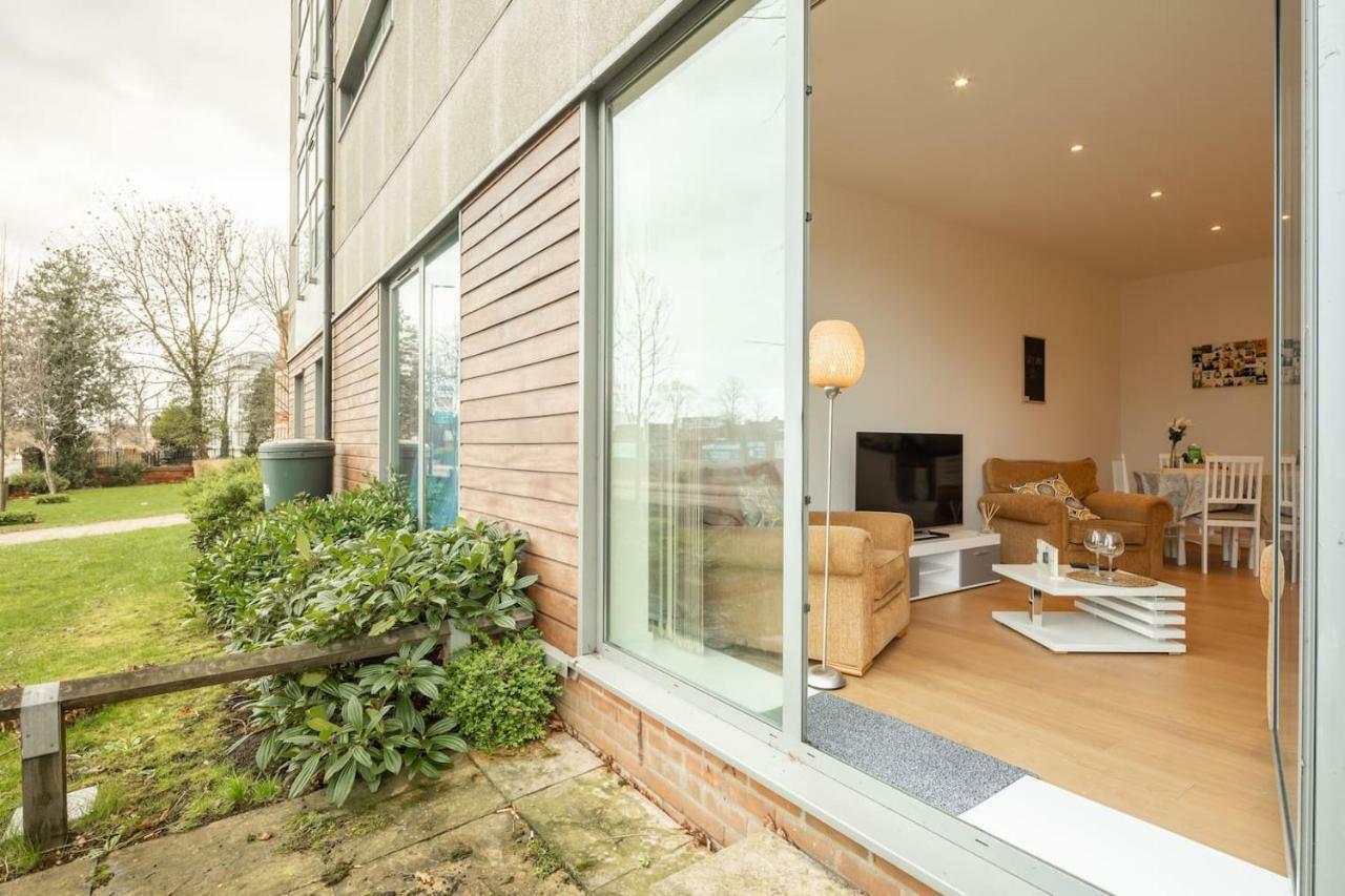 Central Bedford: Two Bedrooms, Breakfast Basket Bagian luar foto