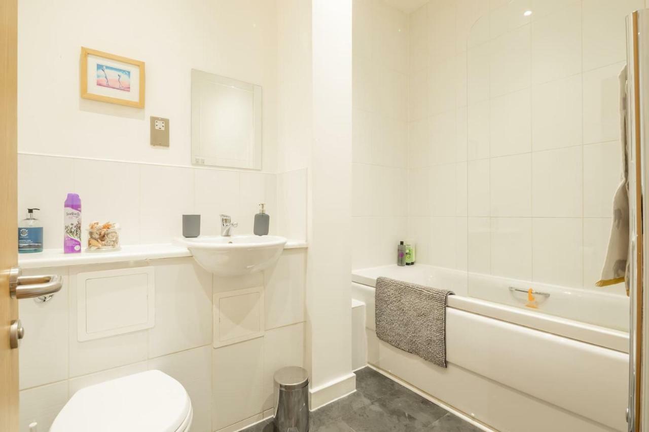 Central Bedford: Two Bedrooms, Breakfast Basket Bagian luar foto