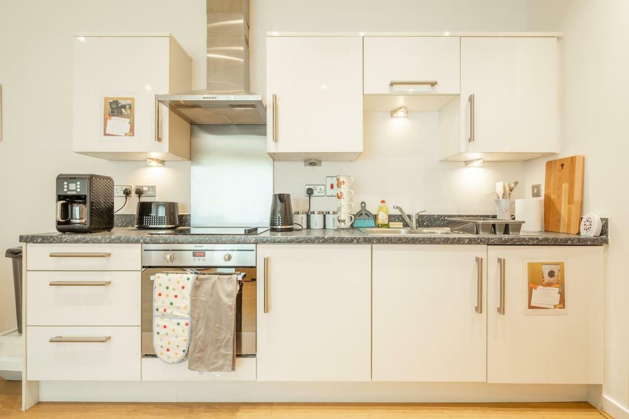 Central Bedford: Two Bedrooms, Breakfast Basket Bagian luar foto