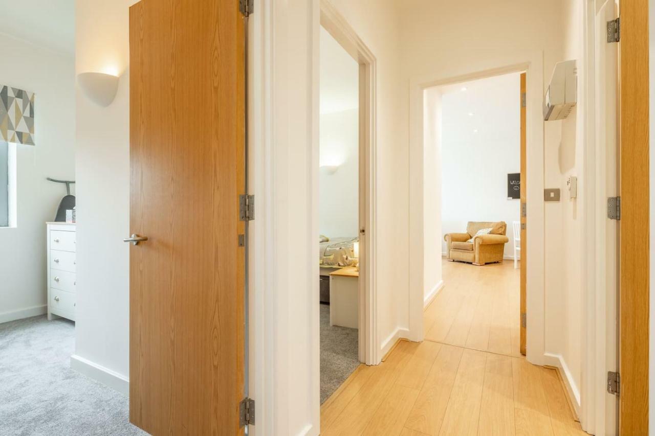 Central Bedford: Two Bedrooms, Breakfast Basket Bagian luar foto