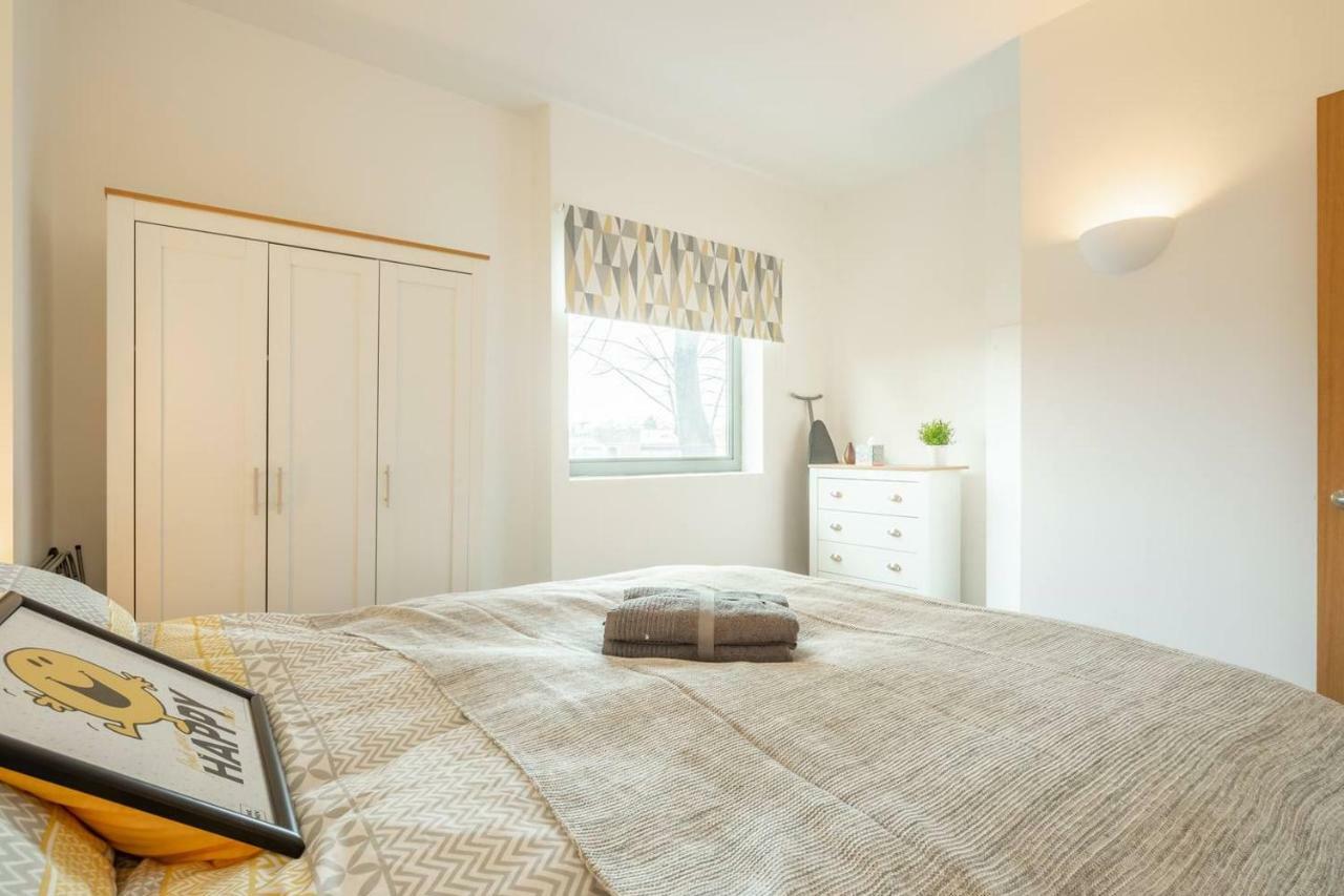 Central Bedford: Two Bedrooms, Breakfast Basket Bagian luar foto