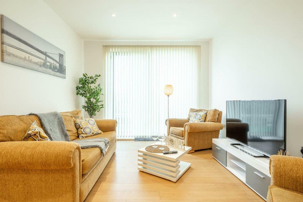 Central Bedford: Two Bedrooms, Breakfast Basket Bagian luar foto