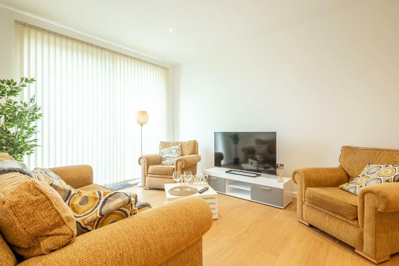 Central Bedford: Two Bedrooms, Breakfast Basket Bagian luar foto